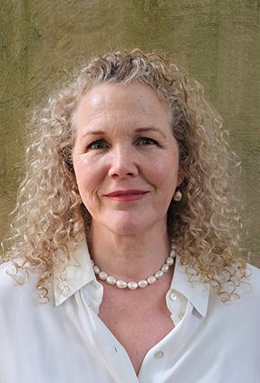 emmie-byrne {{brizy_dc_image_alt imageSrc=